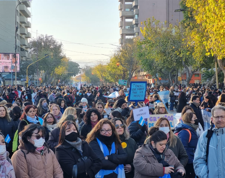 Imponente reclamo de docentes autoconvocados: permanecen en vigilia por paritarias