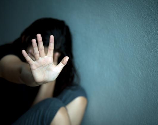 Gracias a una denuncia anónima se enteró que su hija era abusada por su abuelo