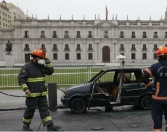 Un hombre se prendió fuego frente a La Moneda en Chile y está en grave estado