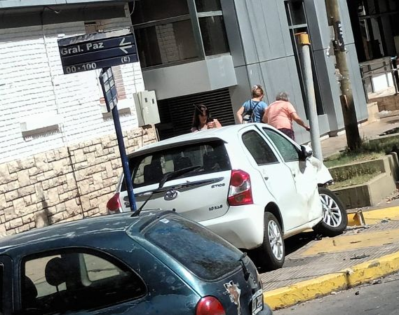 Tras chocar con otro auto, se subió a la vereda y arrancó un semáforo del suelo