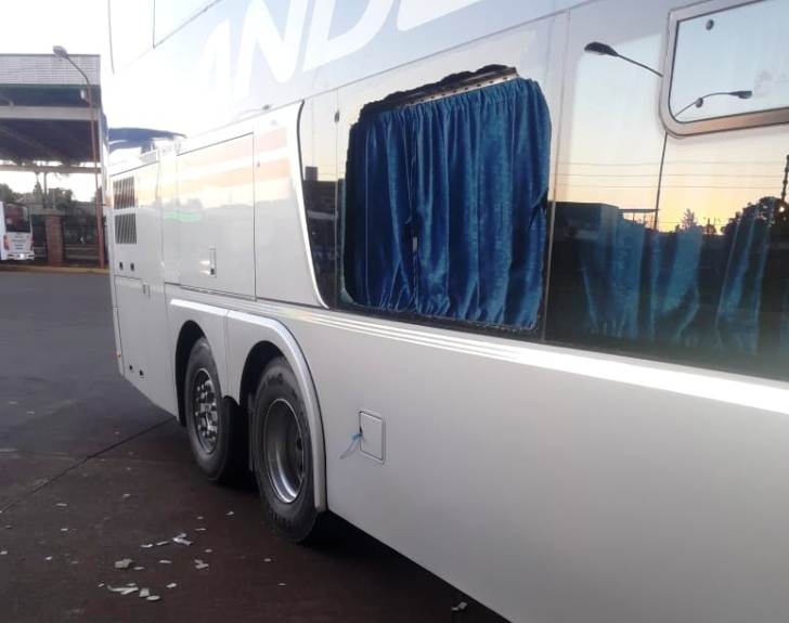 Una mujer resultó herida luego de que apedrearan el colectivo en el que viajaba a Mendoza