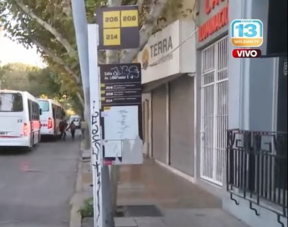 Peligro: pusieron una parada de la Red Tulum en un box de estacionamiento