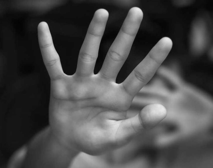 Obligó a una mujer a subir a su camioneta y la golpeó