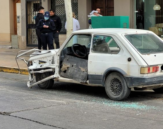 Estacionó mal y un colectivo le arrancó la puerta del auto