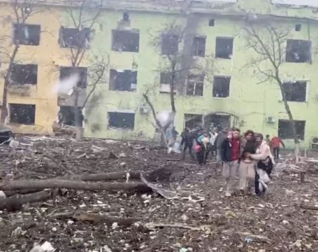 Bombarderos ruso alcanzaron una escuela con refugiados en Mariupol