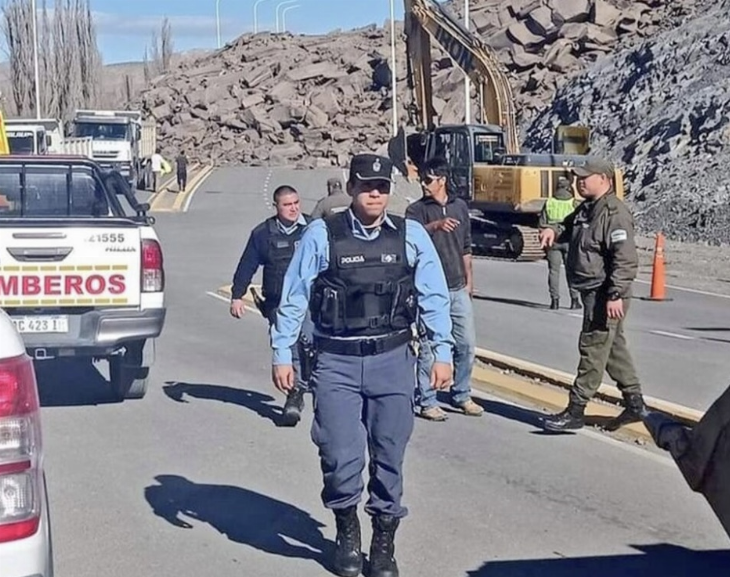 Derrumbe en Neuquén: se desprendió parte de un cerro en Chos Malal y hay cuatro heridos