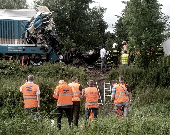 República Checa: tres muertos y decenas de heridos en un choque de trenes