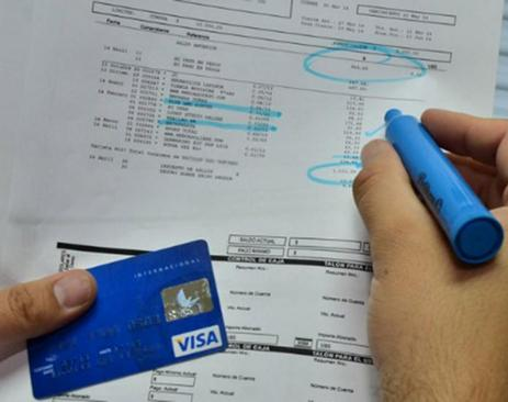 Alientan a adelantar pagos de tarjetas para ganarle a la inflación
