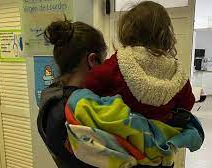 Salió a bailar y dejó a su beba de 2 años sola: la rescataron
