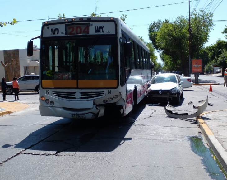Fuerte choque entre un auto y colectivo en una esquina céntrica