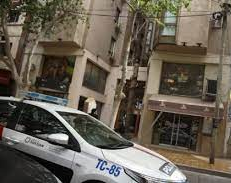 Fue a vender dólares a un edificio céntrico y lo golpearon salvajemente para robarle 