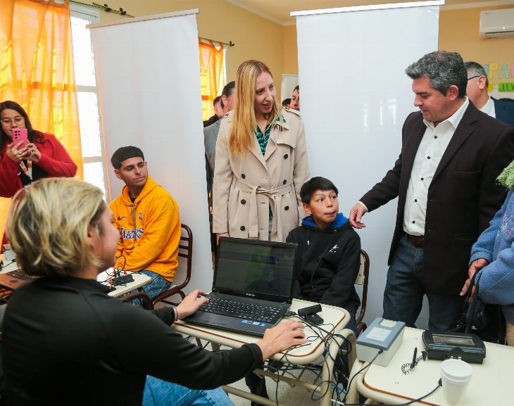 El gobernador Orrego recorrió el operativo San Juan Cerca en Angaco