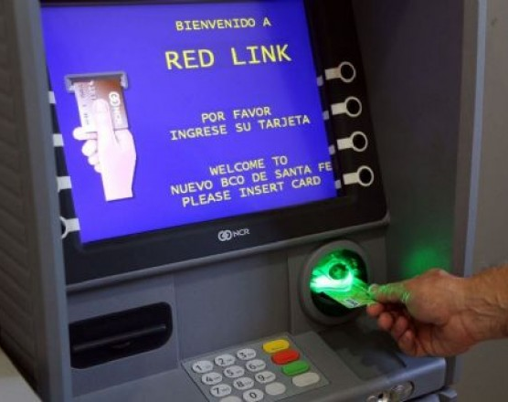 Los estatales cobran con el 40% de aumento y los cajeros ya poseen largas filas