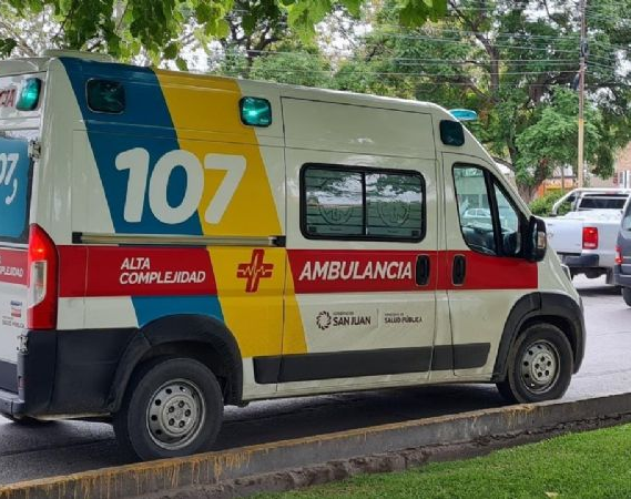 Un ciclista fue internado tras chocar con un auto