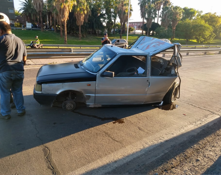 Lo chocaron en la circunvalación y pasó de tener un Fiat Uno a un Smart en segundos