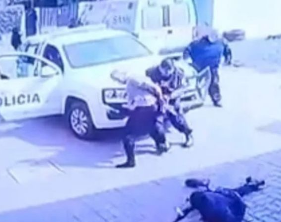Estaba esposado, le quitó el arma al policía y comenzó a dispararle 