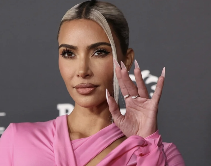 Kim Kardashian llevó a su propio equipo de belleza, fotografía e iluminación para sacarse la foto de la licencia de conducir