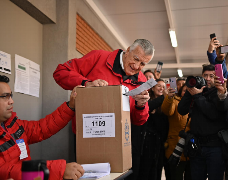 José Luis Gioja, voto en la escuela Cecilio Avila