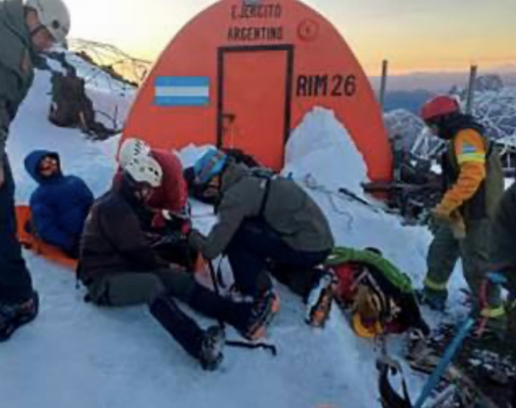 Un andinista con fracturas fue rescatado a 2300 metros de altura en el volcán Lanín