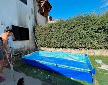 Se salvaron de un incendio tirándose a una pileta de lona: Nos quebrábamos o nos moríamos