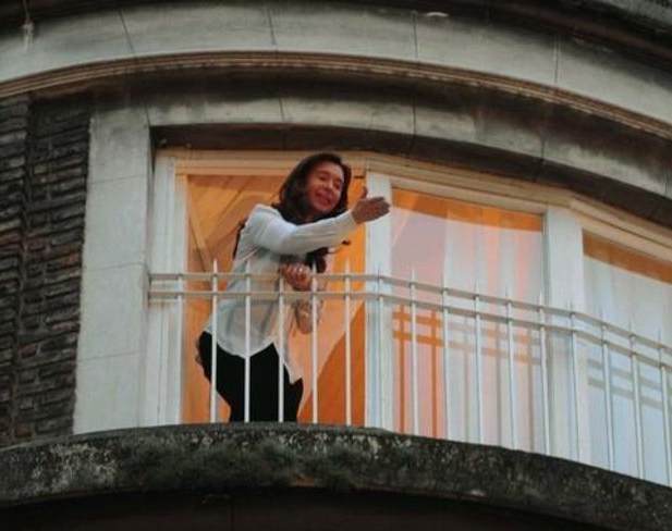 Sigue la vigilia en la casa de Cristina Kirchner para respaldar a la vicepresidenta