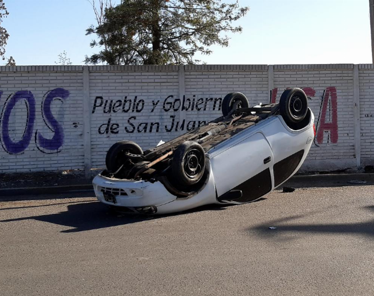 Volcó al perder el control de su auto