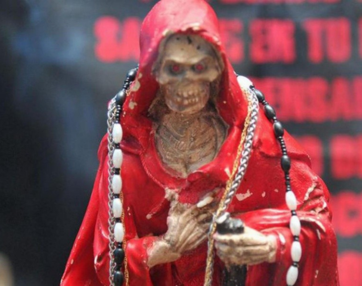 Como ofrenda a San La Muerte, un joven asesinó a su padre a cuchilladas en el cuello