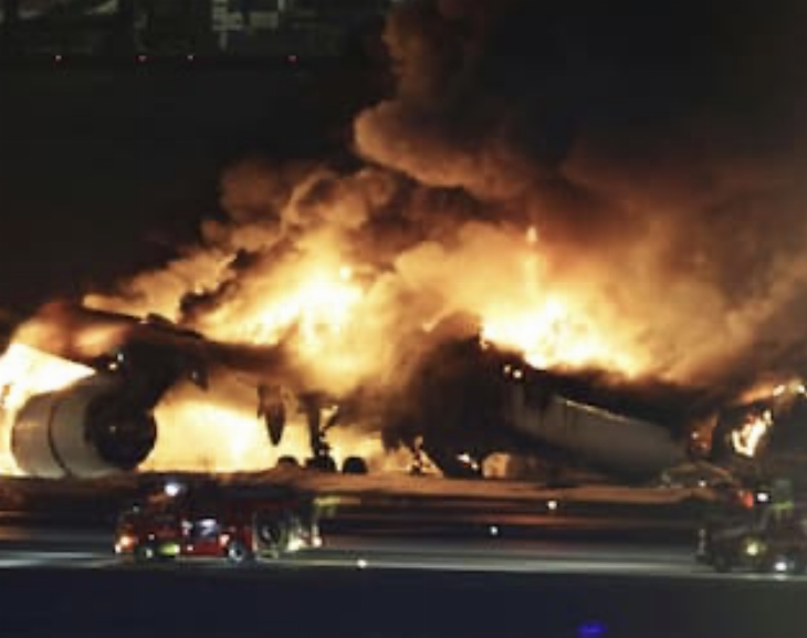 Un avión quedó envuelto en llamas en el aeropuerto de Tokio: hay cinco muertos