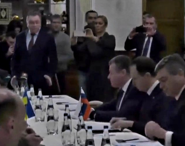Comenzaron las negociaciones entre Rusia y Ucrania: enviados de Zelenski exigen "un alto al fuego"