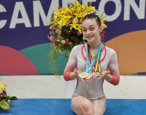 Mia Mainardi, una gimnasta argentina de 14 años, se consagró campeona del mundo junior en Turquía