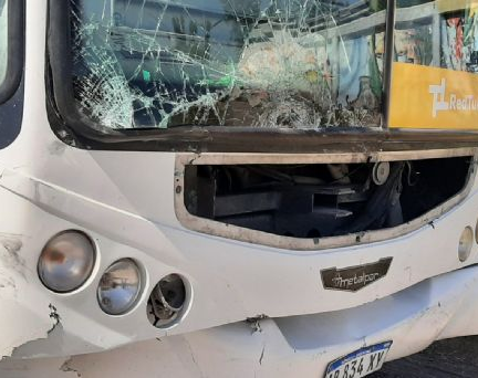 Un colectivo de la Red Tulum chocó contra una combi en Rivadavia