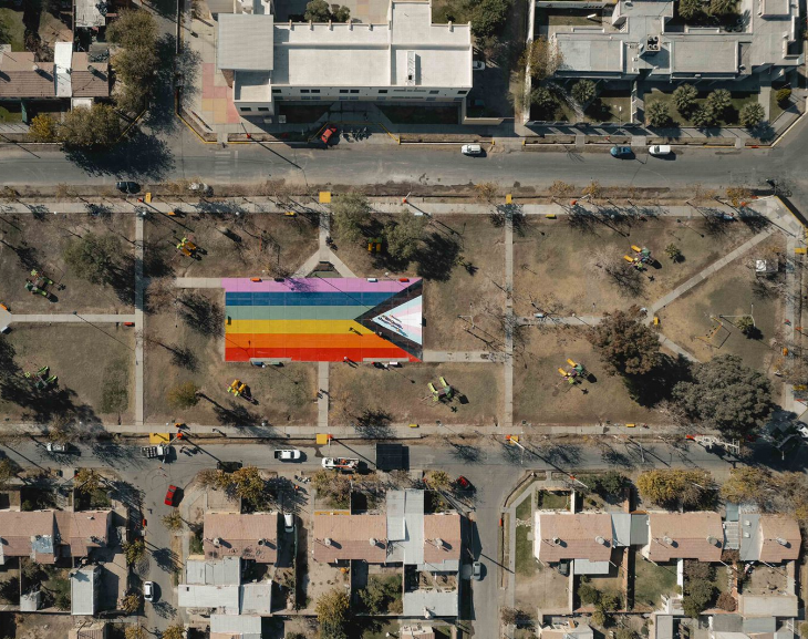 Los colores de la bandera LGTBQ+ embellecieron el playon de una plaza chimbera