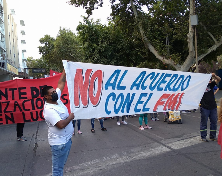 La izquierda copó la Plaza 25 de Mayo con cánticos contra el FMI