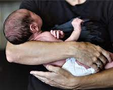 Cinco familias argentinas con bebés de vientres subrogados lograron salir del país