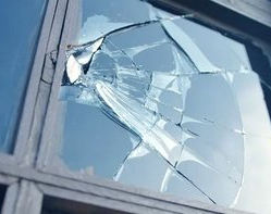 Un hombre rompió los vidrios de la casa de su ex para intentar ingresar 