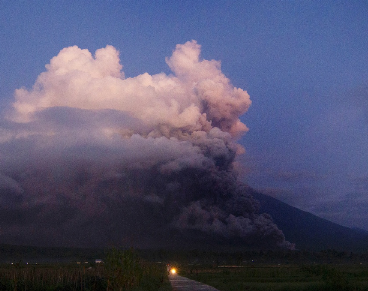 Alerta máxima y 2 mil evacuados por la erupción de un volcán