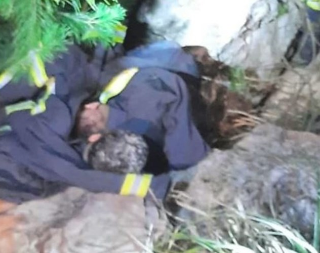 Dos hombres volcaron con su camioneta y los encontraron abrazados en una cueva