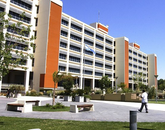 Detuvieron a un hombre que se enojó y rompió un vidrio en el Centro Cívico