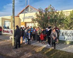 Padres hartos de que sus hijos estudien en un pasillo,  tomaron la escuela