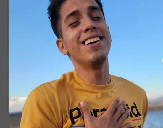 Bien sanjuanino: un influencer viralizó su pasión por el sol, el vino y las semitas