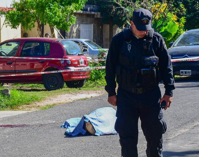 Rosario: Matan a balazos a una mujer que quedó en medio de un enfrentamiento