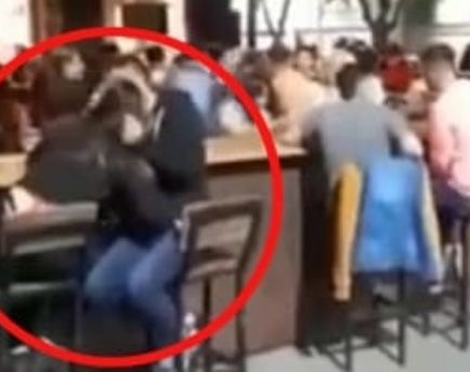 Un hombre golpeó a su novia en un bar y el video se hizo viral 