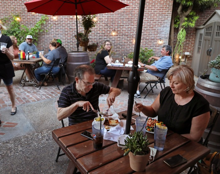 Los gastronómicos piden al Gobierno les permita abrir una hora más de la dispuesta