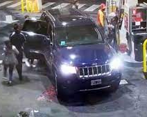 En tan solo segundos, nueve "pirañas" le llevaron la camioneta en una estación