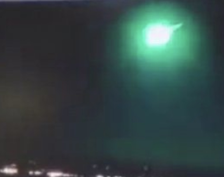 ¿Meteorito en Bariloche? Una extraña y potente luz iluminó a toda la ciudad en plena noche