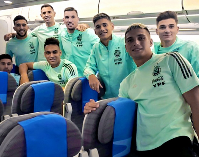 El seleccionado argentino llegó al país después del escándalo 