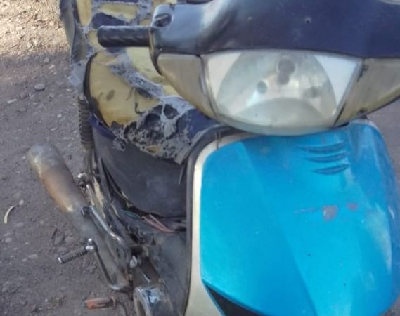 Hacían piruetas en una moto:cuando la policía los detuvo se supo que era robada