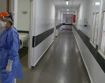 Un sanjuanino está solo en un hospital y busca a su familia 