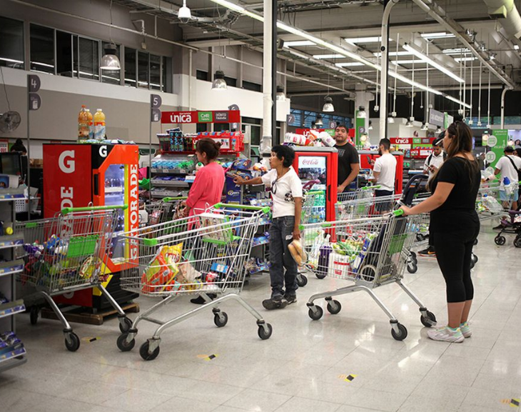 La suba del dólar trajo remarcaciones de precios y elevó el piso de la inflación