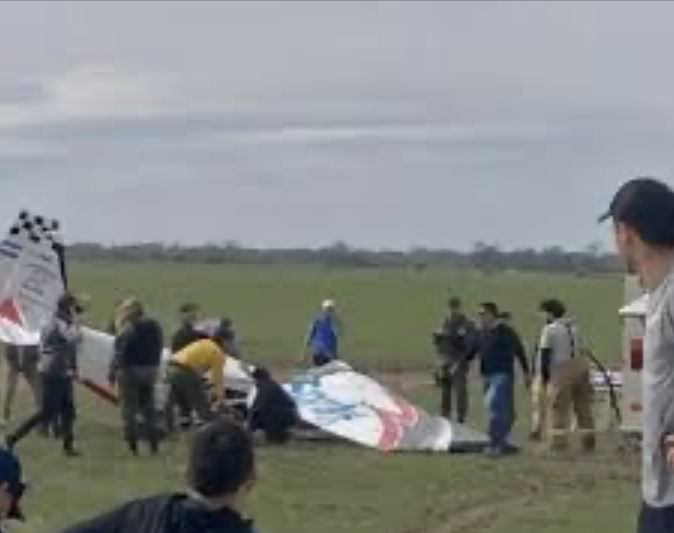 Dramático accidente en Chaco: cayó un avión durante una exhibición y murieron dos personas